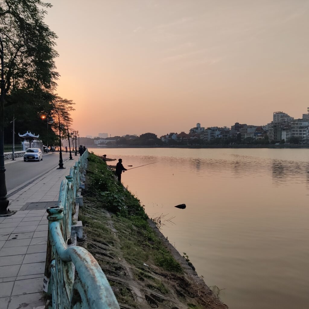 Coucher de soleil et pêcheurs sur la presqu'île des tây du lac Ho Tay à Hanoi