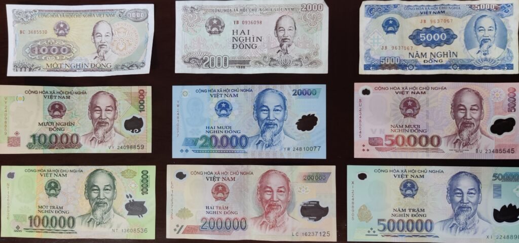 Photo recto de tous les billets vietnamiens, allant de 1.000 VND jusqu'à 500.000 VND, représentant la devise officielle du Vietnam