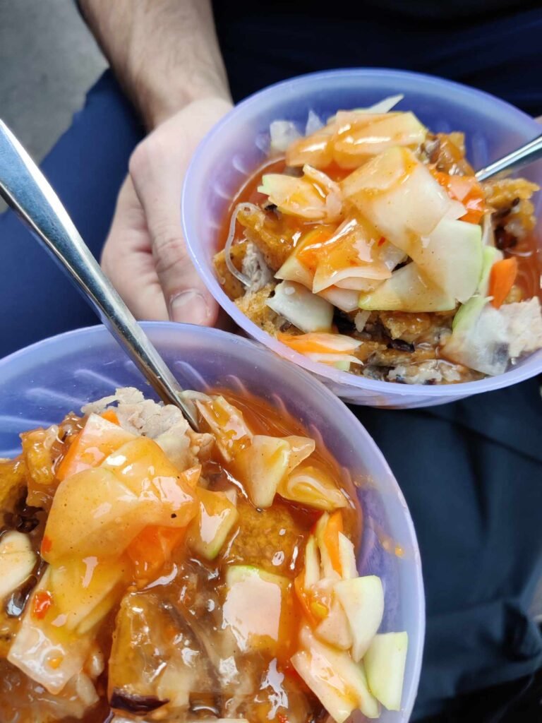 Photographie d'un plat de bánh rán mặn provenant de la cuisine de rue (street food) dans une intersection à Hanoi, au Vietnam